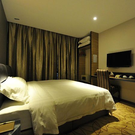 Milano Hotel Келуанг Екстериор снимка