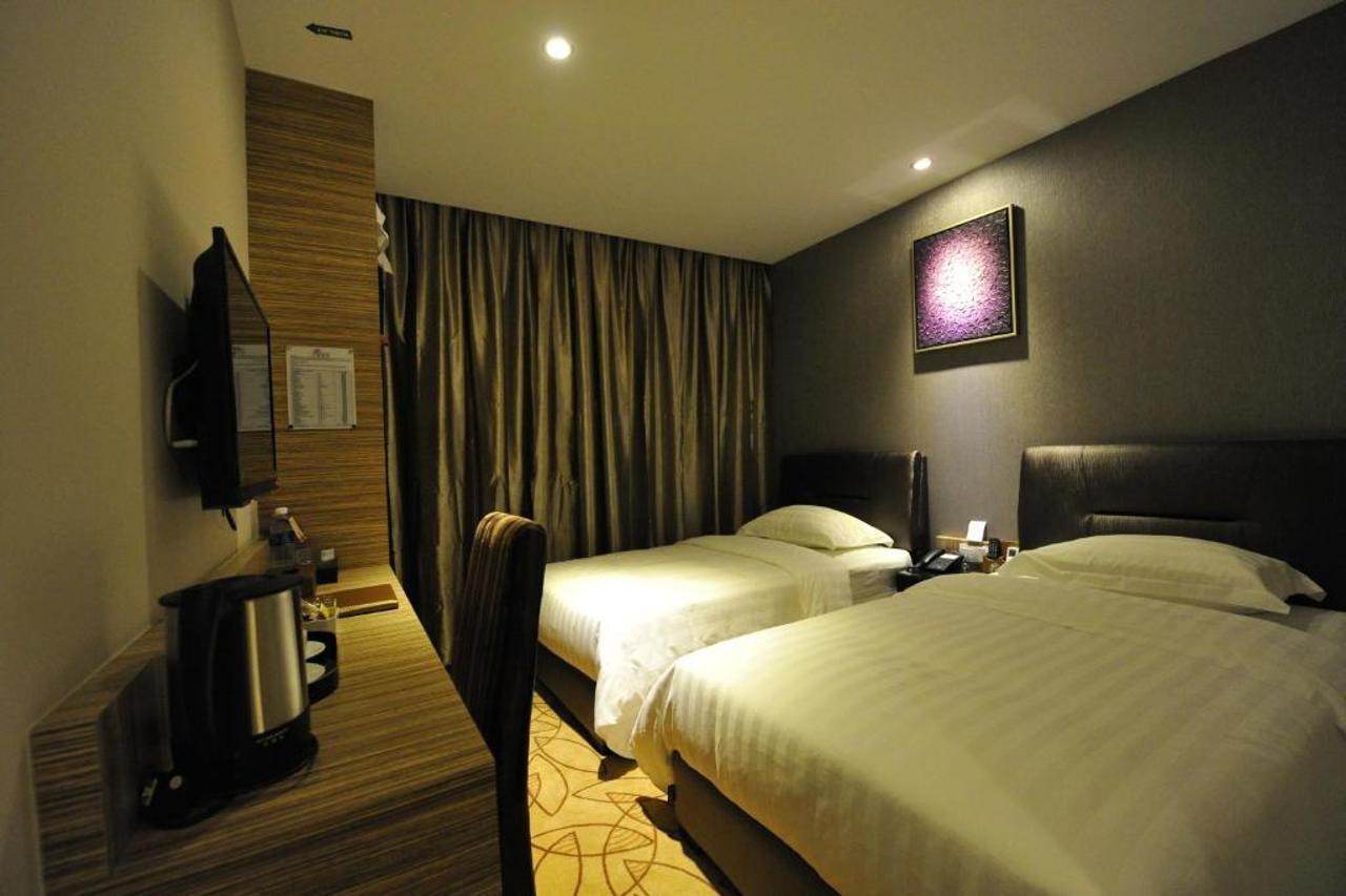 Milano Hotel Келуанг Екстериор снимка