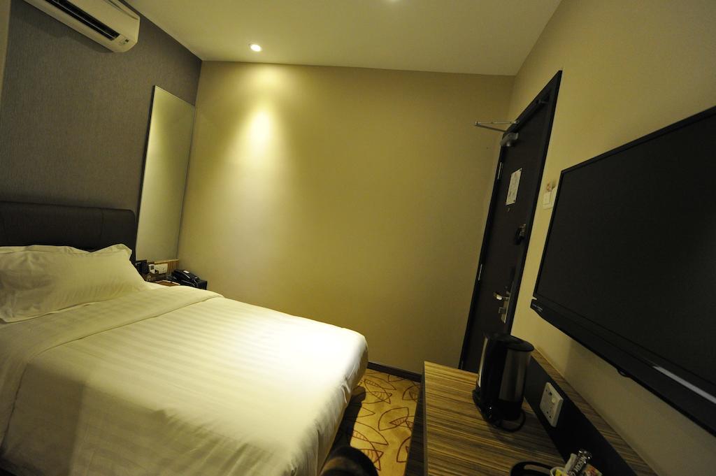 Milano Hotel Келуанг Стая снимка