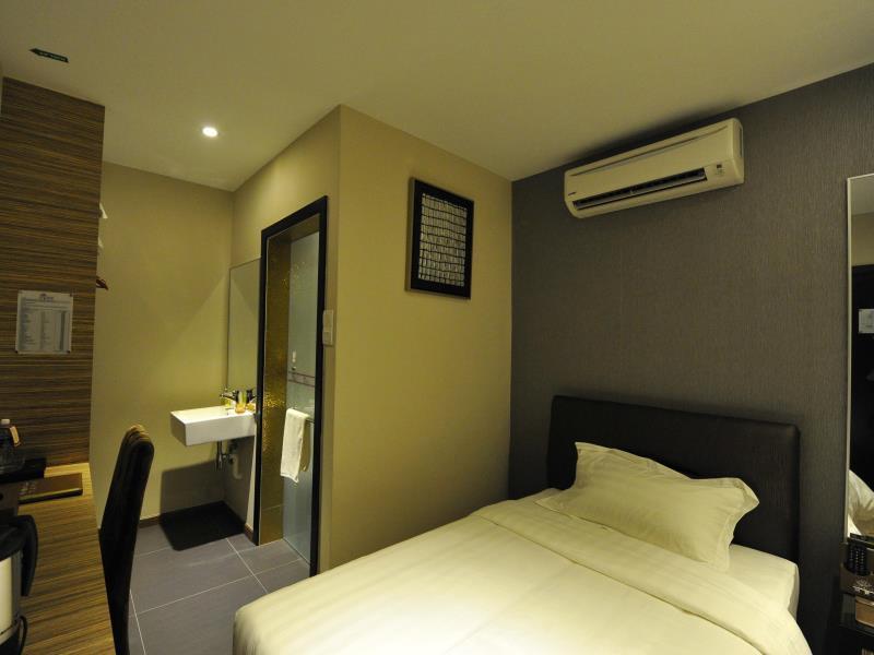 Milano Hotel Келуанг Екстериор снимка