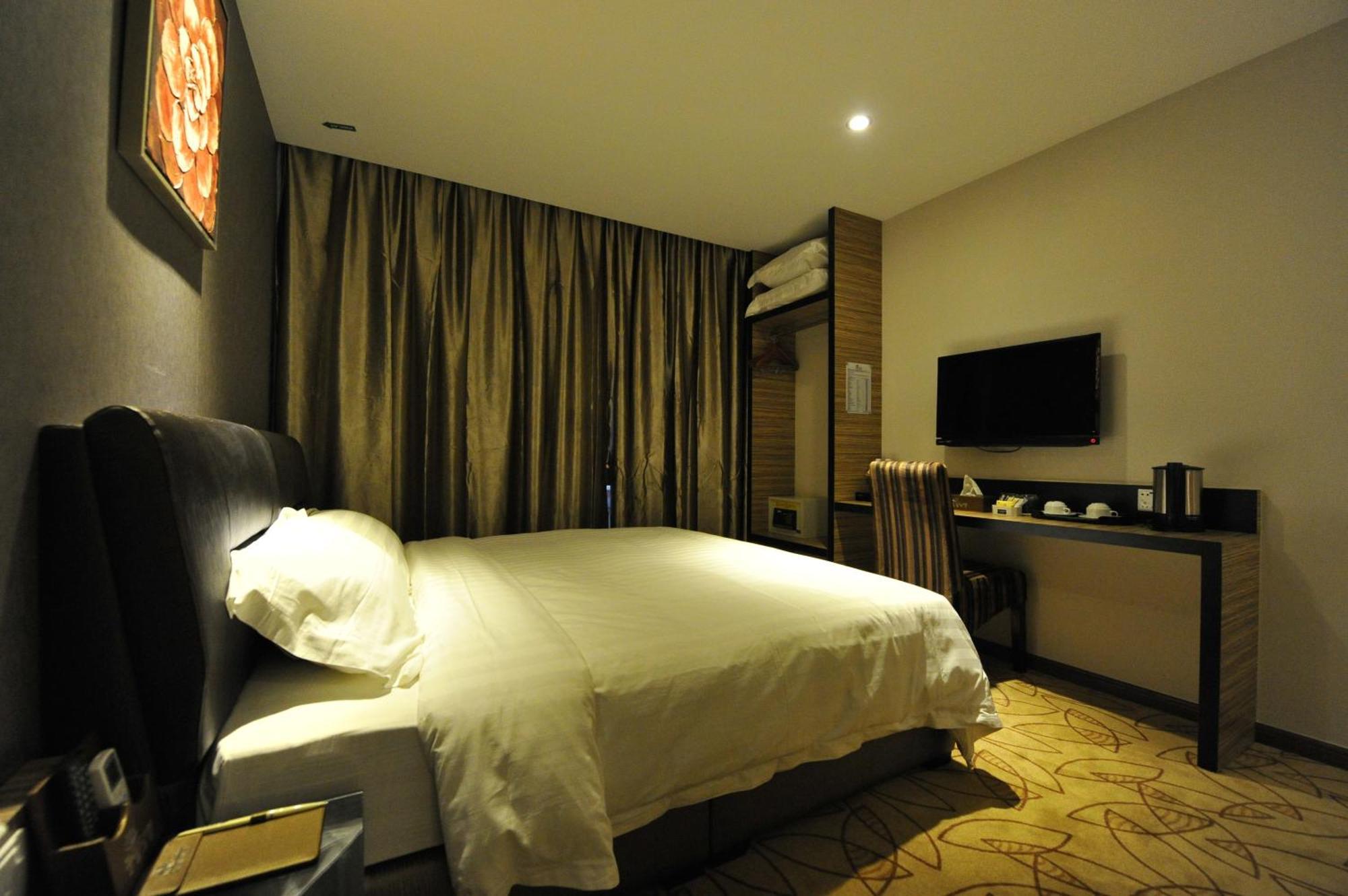 Milano Hotel Келуанг Екстериор снимка