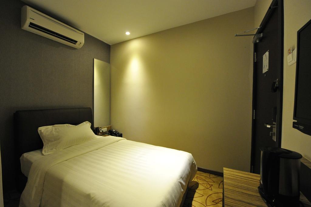 Milano Hotel Келуанг Екстериор снимка
